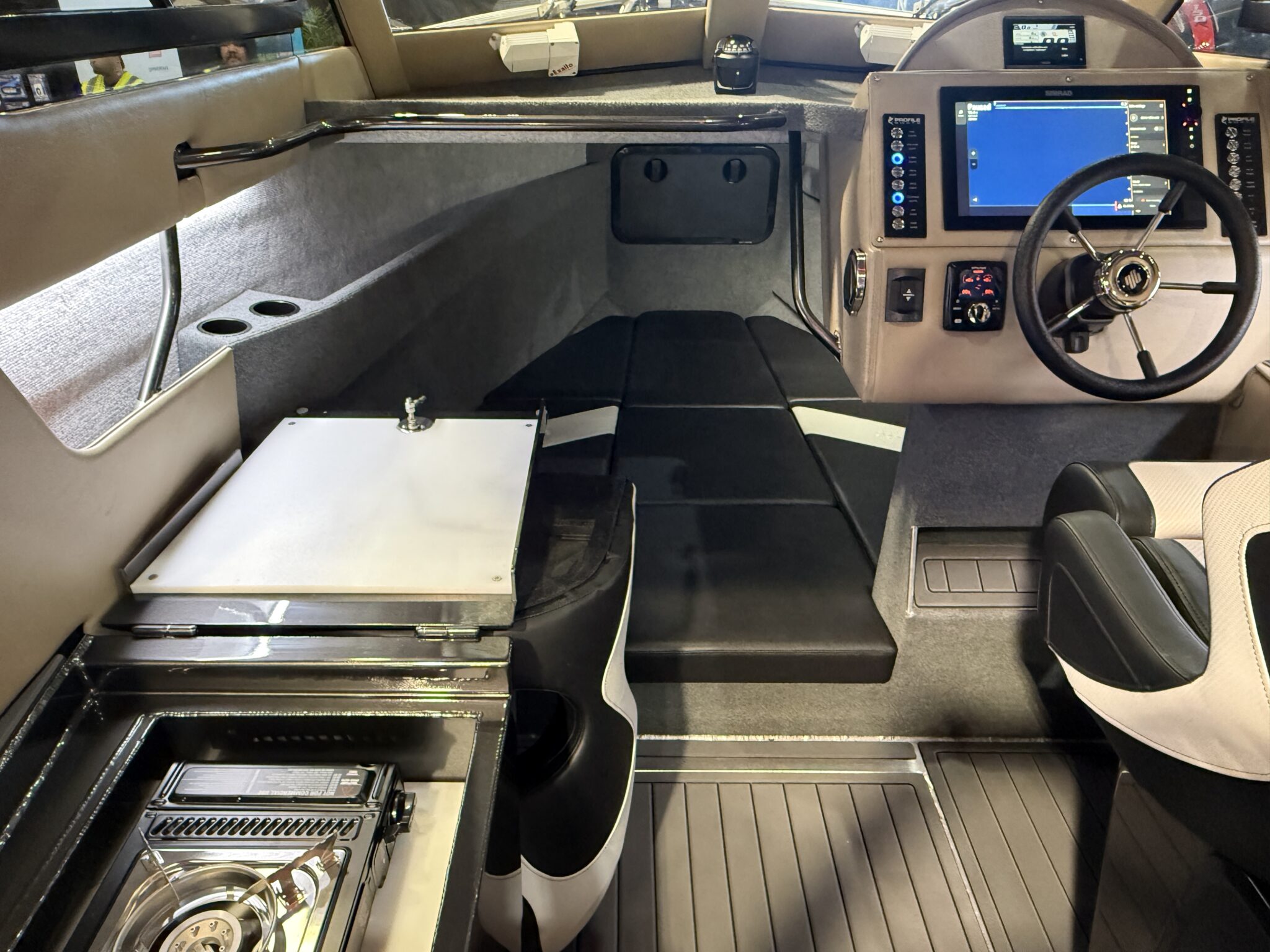 Profile Boats 735H Platinum Yamaha F250 Helm Master EX