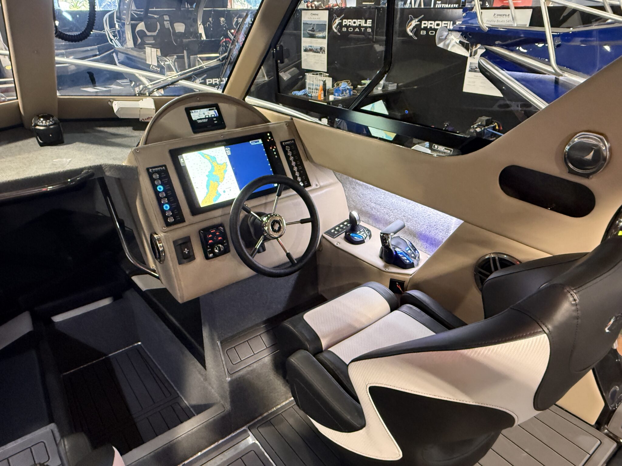 Profile Boats 735H Platinum Yamaha F250 Helm Master EX